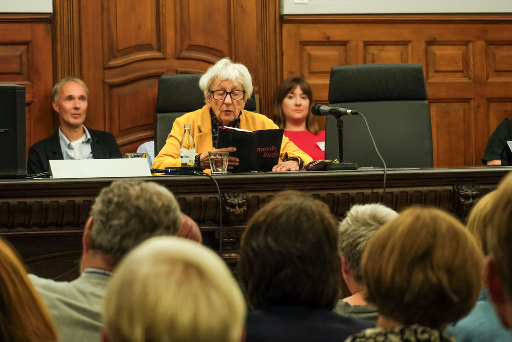 Ingrid Noll liest beim Literaturfestival Weinheim 2025 vor Publikum aus ihrem Buch Nachteule