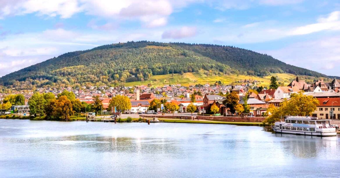 Herbstliches Panorama von Bürgstadt, Churfranken, mit bunten Weinbergen und Odenwald-Hintergrund, aufgenommen von Timon Gölz
