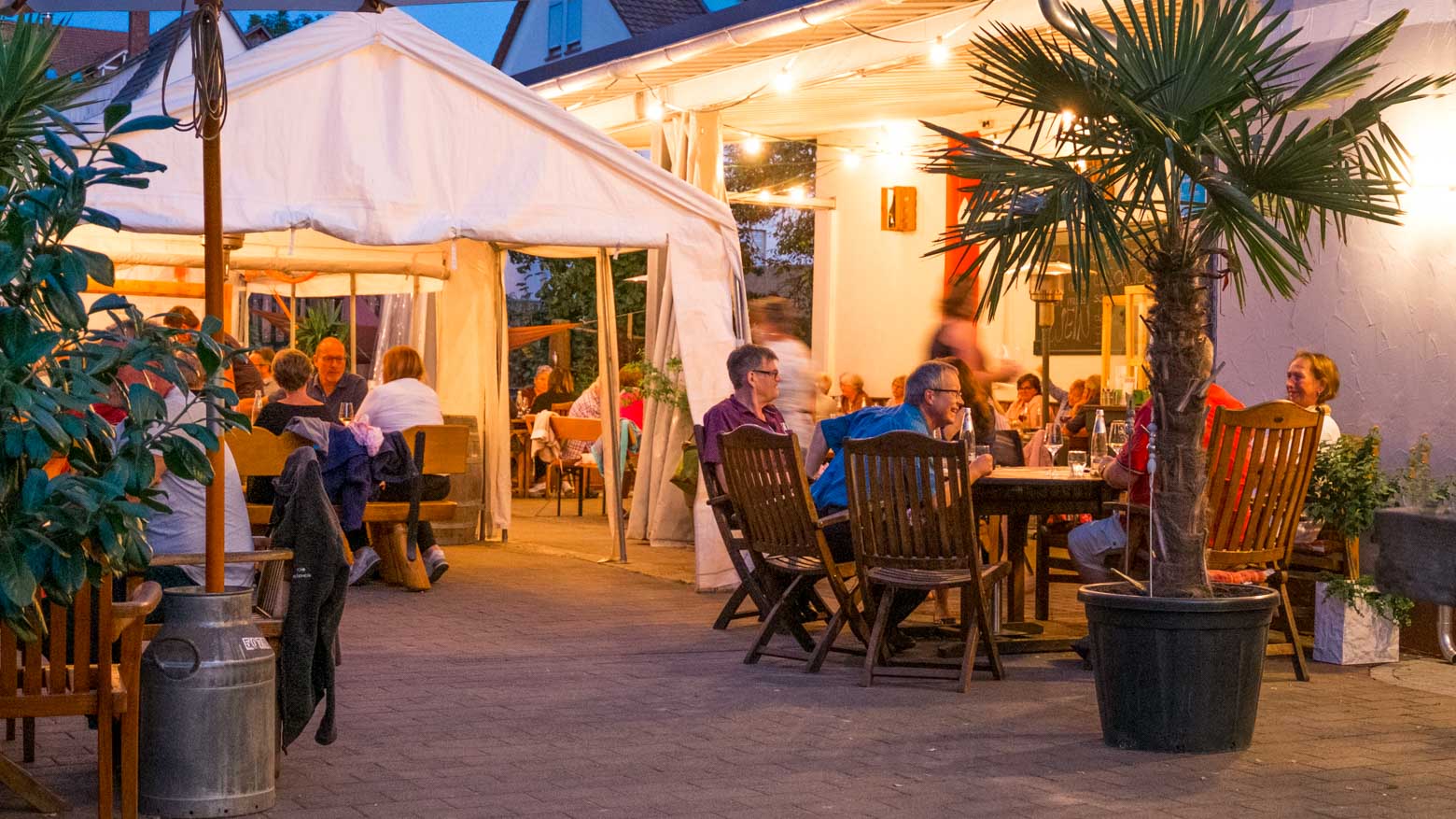 Weinprobe in einer traditionellen Häckerwirtschaft in Bürgstadt